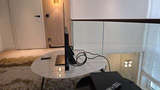 Televizor Samsung S90D de 48 de inchi pe o masă de marmură, vedere laterală