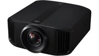 Proiector JVC DLA-NZ900 pe un fundal alb