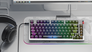 FiiO KB3 tastatură DAC pe birou lângă o pereche de căști