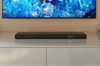 Sony HT-A3000 pe un dulap TV sub un televizor