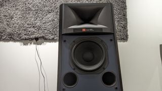 Sistem audio: JBL 4305P Studio Monitor