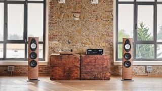 Boxa de podea Sonus Faber Sonetto V G2 într-un living cu pick-up și amplificator McIntosh