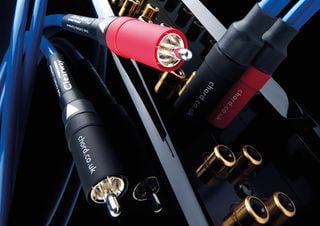 Cabluri RCA marca Chord conectate la o componentă audio