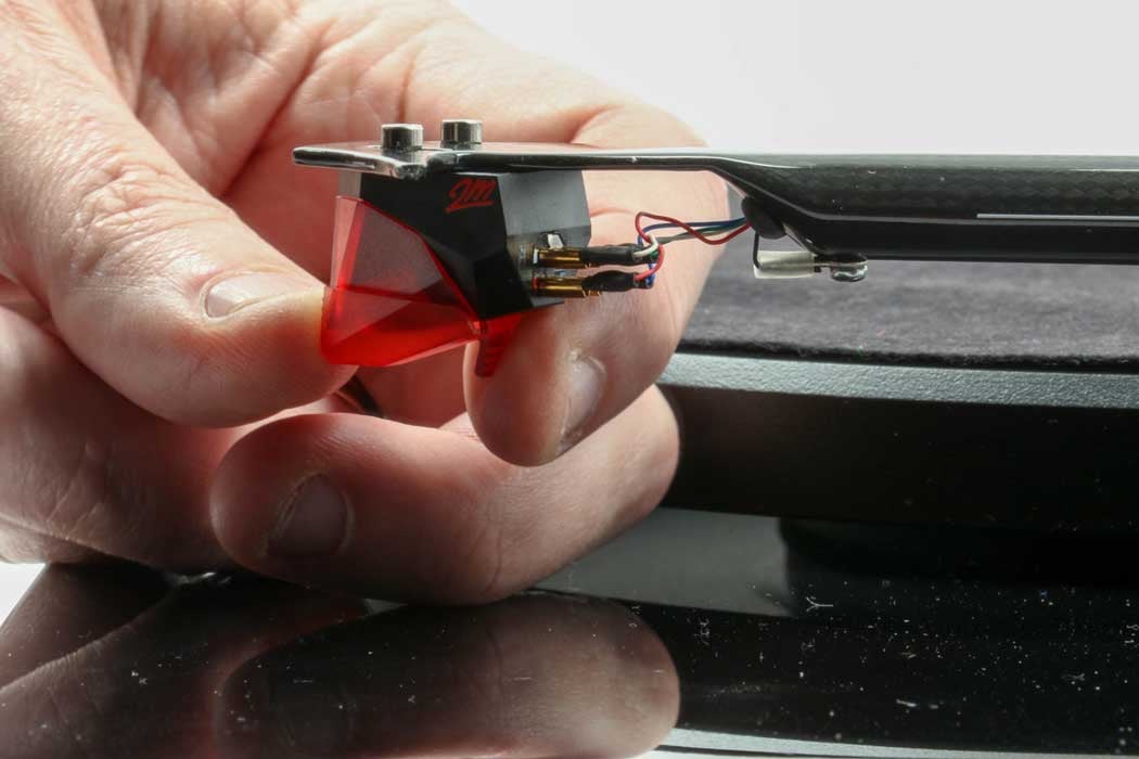 Imagine cabluri audio roșii și negre conectate la preamplificator phono