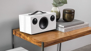 Difuzor smart Audio Pro Addon C5A pe o masă