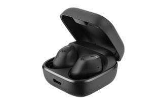 Căștile Sennheiser Accentum True Wireless în interiorul carcasei pe un fundal alb