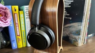 Căști cu anulare a zgomotului Philips Fidelio L4 pe un suport de căști cu detalii ale benzii de susținere