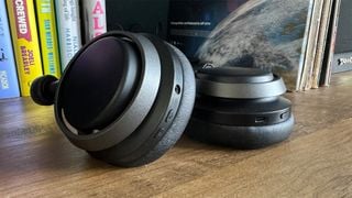 Căști cu anulare a zgomotului Philips Fidelio L4, prim-plan al controalelor pe cupa urechii