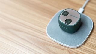 Audio Technica ATH-SQ1TW2 pe un pad de încărcare wireless
