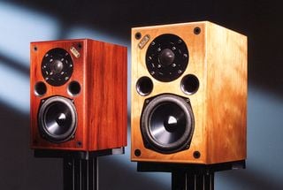 O pereche de difuzoare Acoustic Energy AE1 pe suporturi