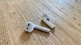 Apple AirPods pe o masă de lemn
