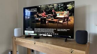 Două boxe Apple HomePod 2 cu Apple TV 4K și TV