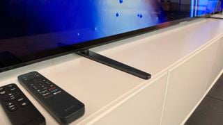 Prim-plan cu suporturile noului Sony Bravia 8