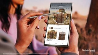 Cineva încercuind o cifră pe ecranul Samsung Galaxy S24 Ultra folosind stylus-ul S Pen