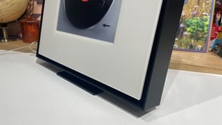 Difuzor wireless Samsung Music Frame pe suprafață albă arătând marginea inferioară a ramei