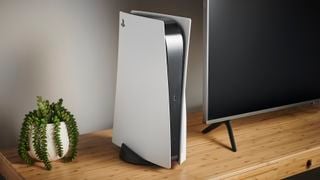 PS5 pe un dulap de lemn lângă un TV