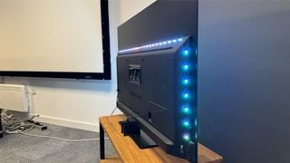 Partea din spate a modelului OLED808, demonstrând benzile Ambilight de LED-uri strălucitoare