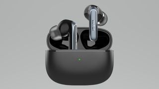 EarFun Air 2 pe un fundal gri