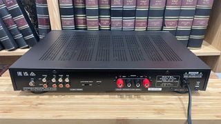 Amplificator integrat Rotel A8 arătând conexiunile din spate
