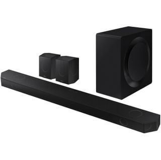 Un pachet de soundbar Samsung Q990D, subwoofer și două boxe pe un fundal alb.
