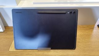 Samsung Galaxy Tab S9 Ultra în mână