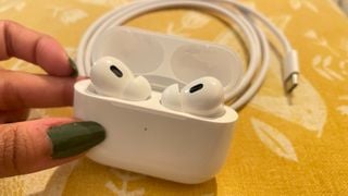 Apple AirPods Pro 2 cu carcasă USB-C