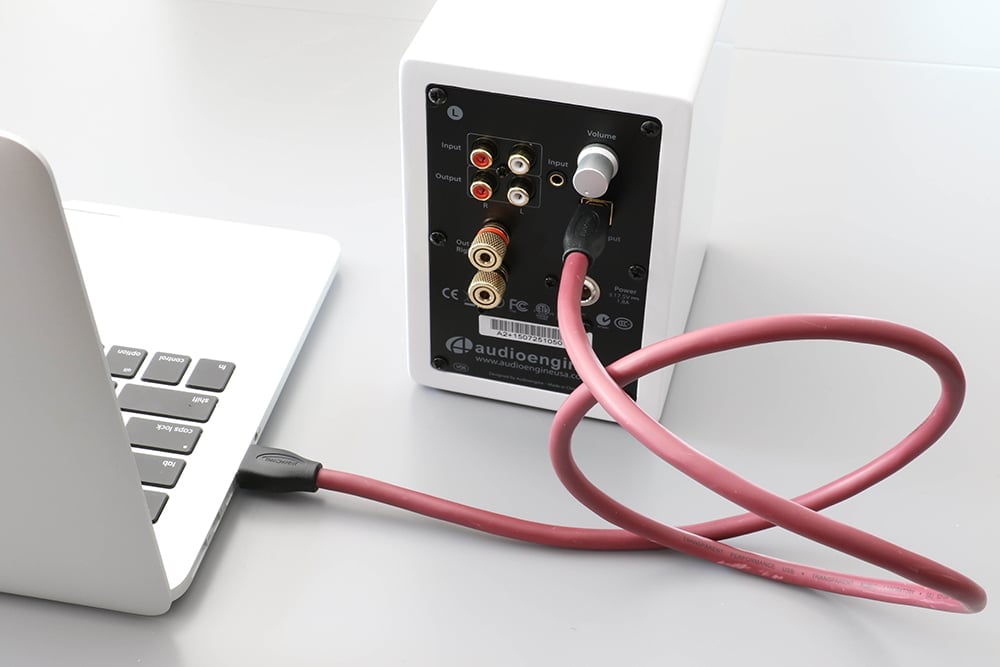 imagine laptop conectat la boxe