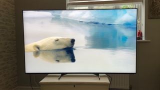 Televizor Sony XR-65X95L Mini LED pe un suport