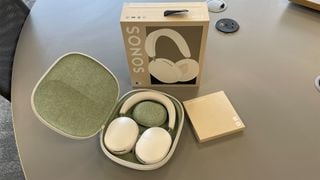 Căști Sonos Ace cu anulare a zgomotului în carcasă deschisă lângă ambalaj