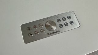 Telecomanda boxei wireless Audio Pro C20 deasupra boxei