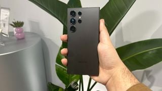Samsung Galaxy S24 Ultra în mână