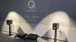 Q Acoustics 3020c în demo cu Cambridge CXA81 și CXN V2