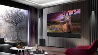 LG G3 OLED TV într-un apartament modern cu un cerb pe ecran