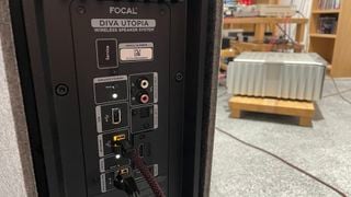 Panoul din spate al Focal Diva Utopia arătând conexiunile
