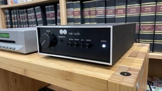 Amplificator Naim Nait 50 pe un raft hi-fi cu player Cyrus CDi
