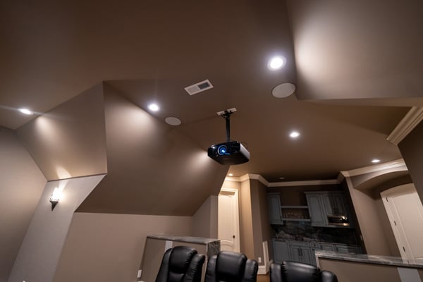 Proiector home cinema montat pe tavan