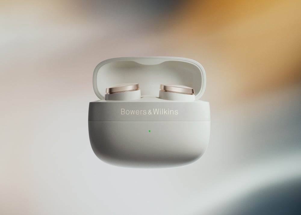 Bowers & Wilkins Pi8 în Dove White în carcasa de încărcare