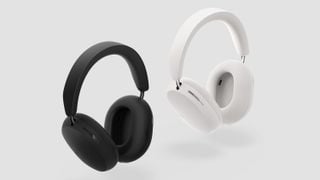 Căști Sonos Ace în alb și negru pe un fundal gri