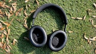 Căști over-ear cu anulare a zgomotului Sennheiser Accentum Plus Wireless pe sol, arătând interiorul cupelor
