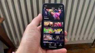 Aplicația Sky Go pe un Apple iPhone 12 Mini.
