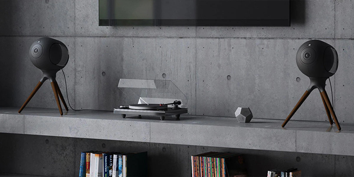 Devialet Phantom’s on black stands on either side of a turntable