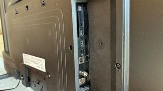 Televizor Bush UT24SB de 50 de inci prezentând conexiunile din spatele setului