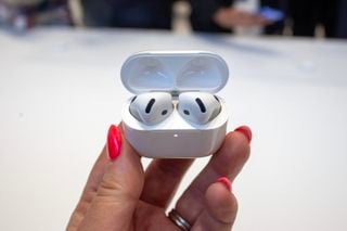 AirPods 4 cu logo rewind