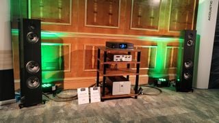 Acoustic Energy AE1 Active alături de amplificare la Bristol 2024