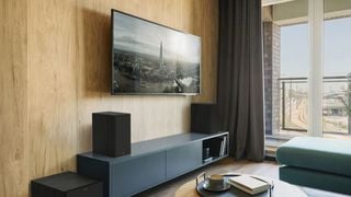 Imagine de lifestyle a Klipsch R-60M alături de un TV