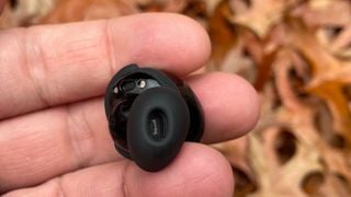 Căști Bose QuietComfort Earbuds wireless prim-plan al vârfului căștii