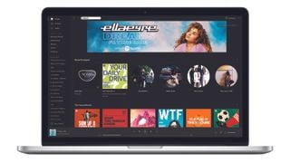 Un MacBook deschis pe un fundal alb