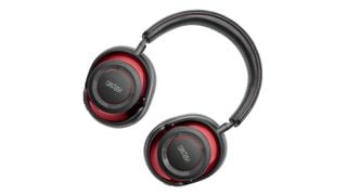 Modelul 5909 de la Mark Levinson pliat pe un fundal alb