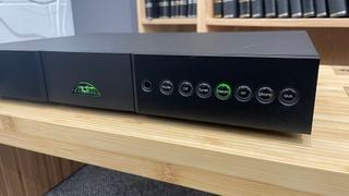 Naim Nait XS3 pe raft de lemn