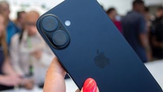 iPhone 16 smartphone ținut în mână, arătând spatele telefonului și ansamblul de camere